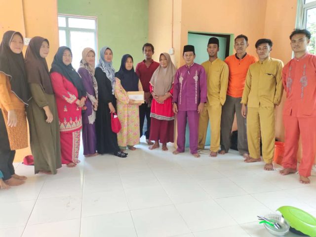 Masyarakat Desa Kuala Maras Salurkan Bantuan Korban Kebakaran