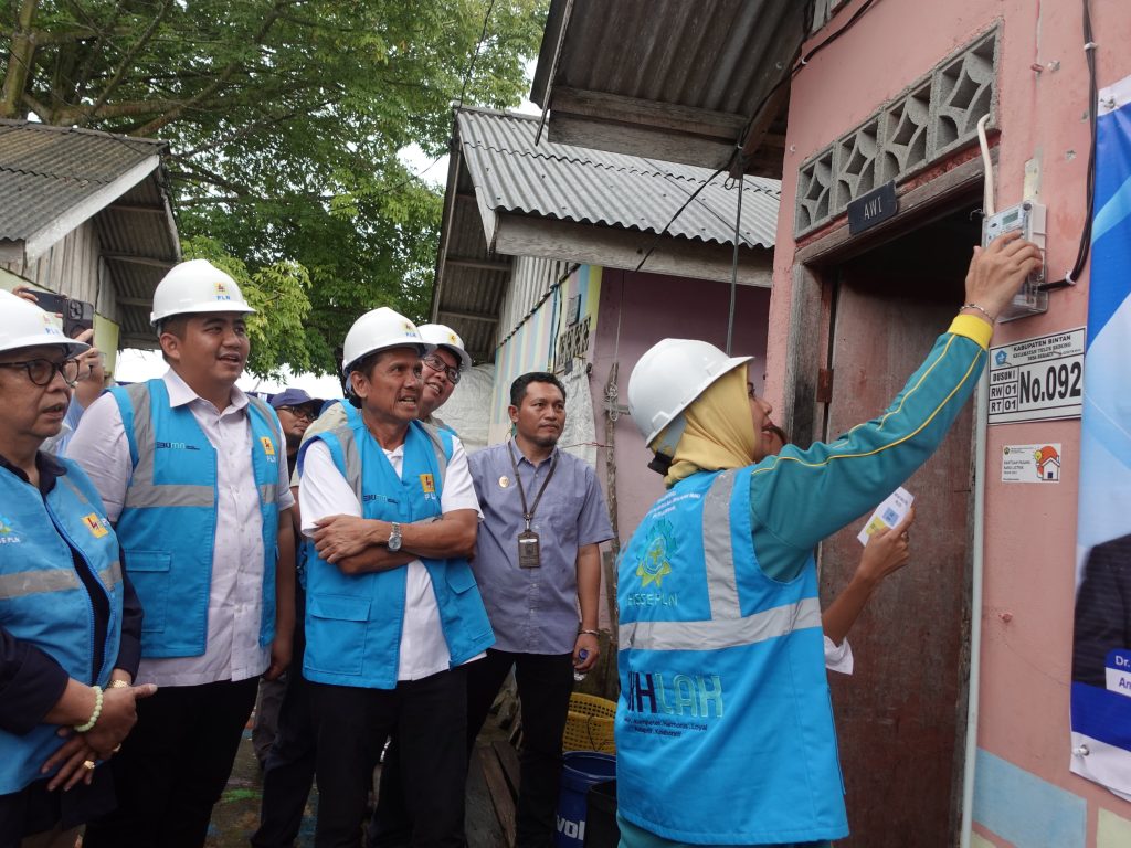 Warga Tak Mampu Desa Berakit Dapat Bantuan Pemasangan Listrik Gratis Dari Kementerian ESDM
