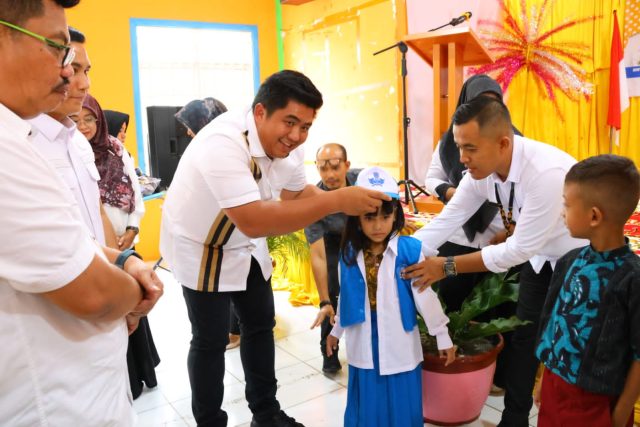 Bupati Roby Serahkan Seragam Gratis Bagi Siswa Baru TK, SD dan SMP