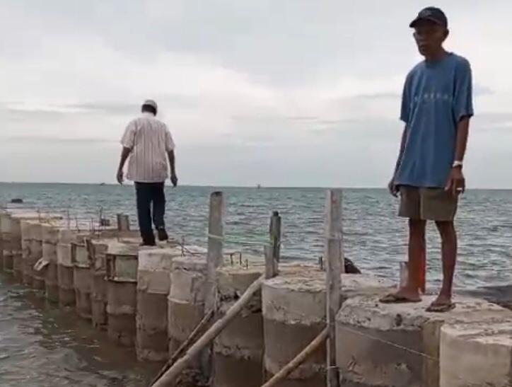 Beton Yang Dibangun Menjorok Ke Laut Oleh Esco Village Dipertanyakan Nelayan Kampung Bugis