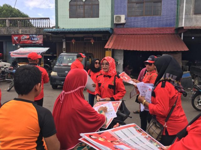 DPC PDIP Bintan Blusukan Kampanye Masuk Pasar Hingga Door To Door Ke Rumah Warga