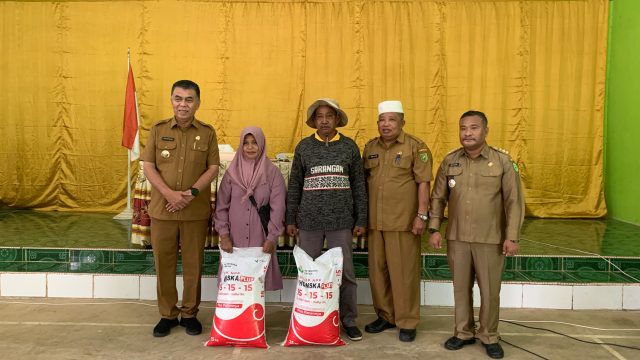 Sebanyak 400Kg Bantuan Pupuk, Diserahkan Bupati Natuna Kepada Para Petani Batubi