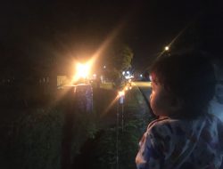 Semarak Sambut Ramadan, Warga Kampung Mentigi Pasang Ratusan Lampu Cangkok