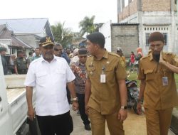 Di sela Kunjungan SR Gratis Air Bersih, Bupati Karimun Aunur Rafiq Bantu Rehab Rumah Warga Telaga Tujuh