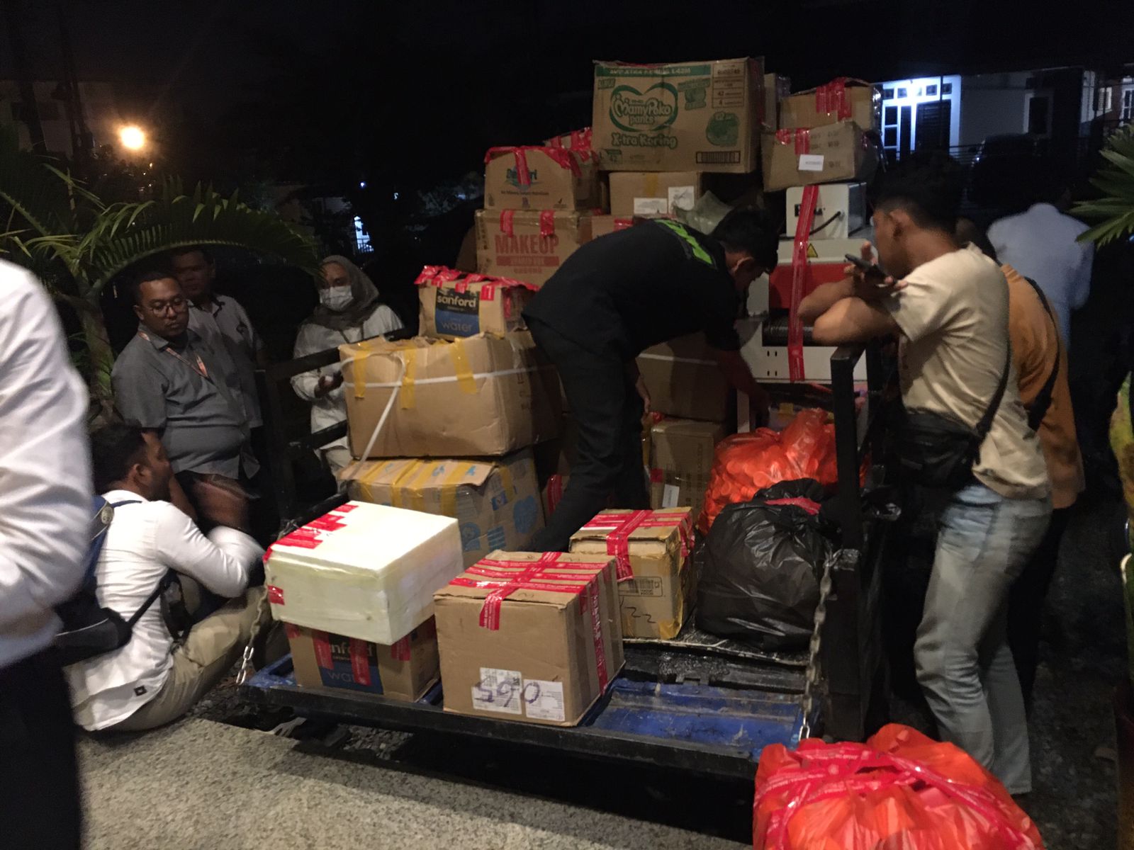Geledah Rumah Hingga Pukul 02.00 di Tanjung Goban, BPOM Sita Puluhan Kardus dan Alat Perawatan Kulit – IGN News