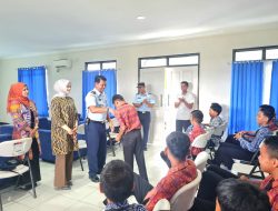 Pesawat Hercules TNI AU Turut Mencerdaskan Anak Bangsa Di Perbatasan