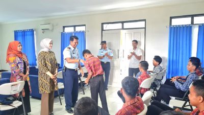 Pesawat Hercules TNI AU Turut Mencerdaskan Anak Bangsa Di Perbatasan