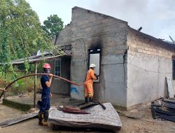 Damkar BPBD Bintan Padamkan Api Rumah Mimin Afina Yang Terbakar Di Kampung Banjar Kecamatan Gunungkijang