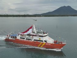 Bendera Merah Putih Berkibar di Atas KN SAR Sasikirana 245 Jelang HUT RI ke 79