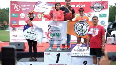 Ketua Pelaksana Event Tanjunguban Run 10K Alvin Stevanus Agape bersama Komandan Lanal Bintan Letkol Laut (P) Eko Agus Susanto, S.E., M.M. berfoto bersama dengan juara Kategori Master Putri di Event Tanjunguban Run 10K, Minggu (25/8/2024) foto istimewa