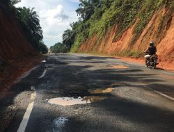 Kecelakaan Intai Pengendara Di Lintas Timur, Penyebabnya Jalan Rusak Yang Belum Diperbaiki