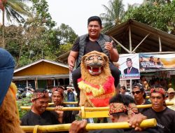 Sambutan Tradisi Si Singaan Pasundan Tandai Dukungan Penuh Warga Kampung Bukit Senyum Ke Roby-Deby