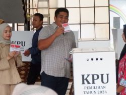 Roby Dan Hafizha Coblos Hak Pilih Pilkada Serentak Di TPS 038 Kijang Kota