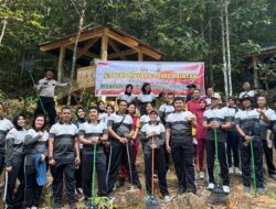 Jaga Kebugaran Personil, Kapolres Bintan Ajak Anak Buah Jajal Gunung Lengkuas