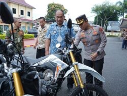 Taufik ZA Serahkan 4 Unit Sepeda Motor ke Polres Asahan
