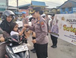 Kapolres Bintan Bagi-Bagi Takjil Di Tanjunguban, Sampaikan Pesan Keselamatan Berlalu Lintas