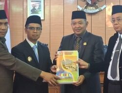 Bupati Karimun Sampaikan Rancangan KUA PPAS APBD 2025 dalam Sidang Paripurna DPRD