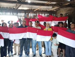 Dinas Perikanan Kepri Bagikan Bendera Merah Putih, Tanamkan Nasionalisme di Kalangan Nelayan Karimun