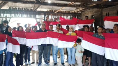Dinas Perikanan Kepri Bagikan Bendera Merah Putih, Tanamkan Nasionalisme di Kalangan Nelayan Karimun