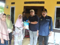 Yova Apriazir Bagikan Paket Sembako Untuk Nelayan dan Masyarakat Kecamatan Belat