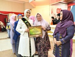 Bunda PAUD Kabupaten Bengkalis Kasmarni Terima Penghargaan Inspirator Parenting Positif