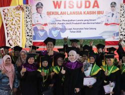60 Orang Lulusan Sekolah Lansia Kasih Ibu Desa Sebong Lagoi Dilantik Bupati Bintan