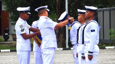 Dansatdik 1 Kodiklatal Tanjunguban Lantik 100 Prajurit TNI AL Yang Lulus Pendidikan Tamtama