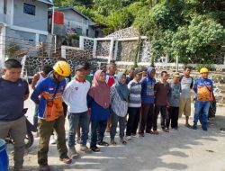 Antisipasi Angin Kencang, Lurah Tarempa Syamsir Pimpin Langsung Satgas Pangkas Pohon Liar Demi Keselamatan Warga dan Estetika Kota