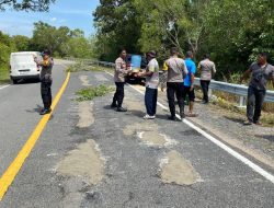 Polisi Dan Pemdes Busung Semen Jalan Berlubang, Cegah Potensi Lakalantas