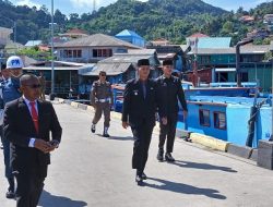 Tabur Bunga di Pelabuhan Tarempa, Wabup Raja Bayu Ajak Generasi Muda Anambas Teladani Semangat Pahlawan