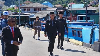 Tabur Bunga di Pelabuhan Tarempa, Wabup Raja Bayu Ajak Generasi Muda Anambas Teladani Semangat Pahlawan
