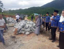 Bupati Cen Tinjau langsung Warga Pemecah Batu, Guna Keselamatan Kerja dan Kelestarian Lingkungan