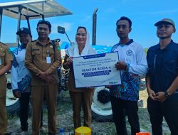 Bupati Natuna Serahkan Langsung Traktor Roda 4 Gratis Dari Bank Indonesia Untuk Kelompok Tani