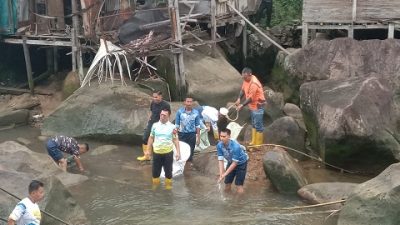 Cegah Banjir Tarempa, Bupati Aneng Turun Langsung Bersihkan Aliran Sungai Sugi