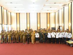 Tingkatkan Pelayanan Publik, Bupati Kasmarni Berikan Penghargaan PEKPPP 2025