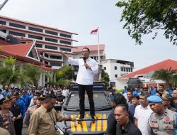 Temui Massa di Sengkuang, Amsakar Achmad Pastikan Distribusi Tangki Air Langsung ke Rumah Warga
