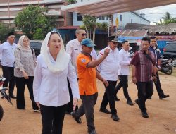 Bupati Cen Sui Lan Serahkan Langsung 25 gerobak dagang untuk UMKM