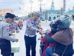 Momen Bulan Suci Ramadhan, Polres Natuna Bagi Takjil Gratis Serta Kampanyekan Tertib Lalu Lintas