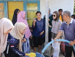 Ketua PMI Bintan Pantau Penyaluran Air Bersih Ke Warga Di Bintan Timur