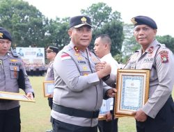 Kapolda Kepri Beri Penghargaan Personel yang Ungkap Korupsi Rp30,6 Miliar di Batam