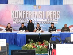 Polda Kepri Gagalkan Penyelundupan 80 Ton Daging Ilegal dan Ratusan Karung Barang Bekas dari Singapura