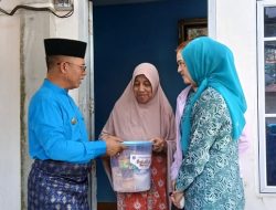 Aneng dan Sinta Dorong Kepedulian, 70 Paket Sembako Disalurkan ke Janda di Tarempa