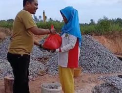 Insan Pers Natuna Kembali Berbagi, Bantuan Sembako Menyasar Warga Pemecah Batu