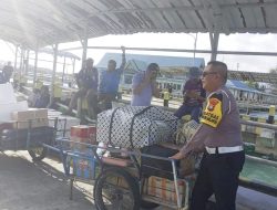 Aksi Spontan Anggota Polisi Bantu Angkut Barang Penumpang
