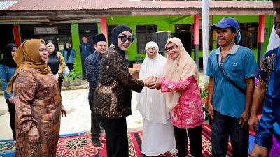 Dampingi Anggota DPR RI Dewi Juliani, Bupati Kasmarni Salurkan 2.700 Paket Sembako di Pinggir