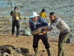 Gubernur Bersih-Bersih Pantai Di Pulau Penyengat Sambil Ngabuburit