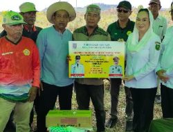 Bupati Cen Serahkan Bantuan 1 Ton Pupuk NPK, 100 Kg Pestisida dan Uang Tunai Rp 20 Juta