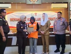 Tangis Jumiati Pecah Saat Wakajati Kepri Serahkan Berkas Restorative Justice