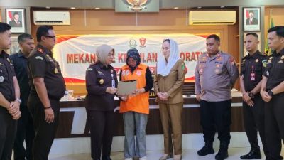 Tangis Jumiati Pecah Saat Wakajati Kepri Serahkan Berkas Restorative Justice