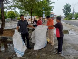 Tim Kecamatan Bunguran Timur Berhasil Kumpulkan Sampah Hingga 6 Karung Besar